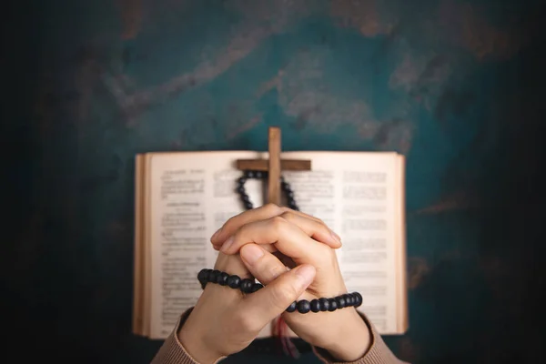 Духовність Релігія Концепція Надії Особа Яка Молиться Святою Біблією Хрестом — стокове фото