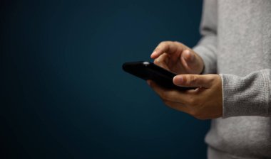 El Telefonu Kullanımının Kapanışı. Kesilmiş görüntü. Seçici Odaklanma. İletişim, Mesajlaşma, Okuma ve Oynama için Akıllı Telefon Kullanımı