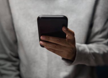 El Telefonu Kullanımının Kapanışı. Kesilmiş görüntü. Seçici Odaklanma. İletişim, Mesajlaşma, Okuma ve Oynama için Akıllı Telefon Kullanımı