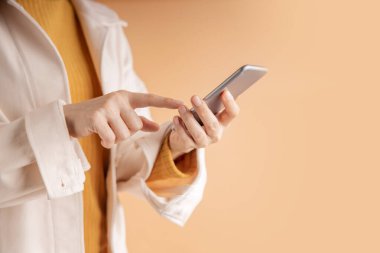 El Telefonu Kullanımının Kapanışı. Kesilmiş görüntü. Seçici Odaklanma. İletişim, Mesajlaşma, Okuma ve Oynama için Akıllı Telefon Kullanımı