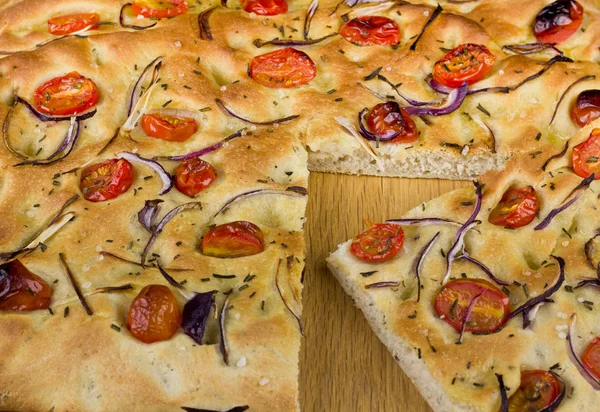 Eine Scheibe Foccacia Stockbild