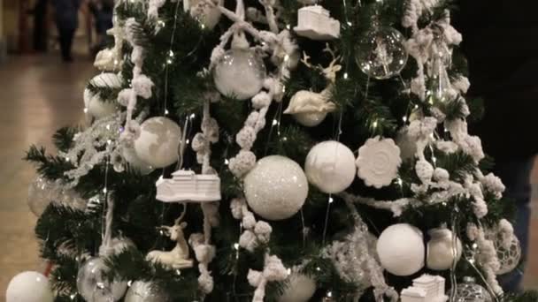 Χριστουγεννιάτικο δέντρο φόντο και διακοσμήσεις Χριστουγέννων σε — Αρχείο Βίντεο