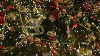 Renkli toplarla süslenmiş dev Noel ağacı.