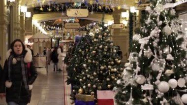 MOSCOW, Rusya - 23 ARALIK 2019: kalabalık yeni yıl tatili. Taşaklı yeşil Noel ağaçları ve beyaz oyuncaklar. Yürüyen iki kız.