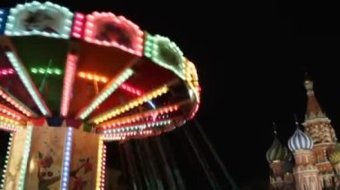 MOSCOW, RUSSIA - 23 Aralık 2019: Moskova 'nın Kızıl Meydan kentindeki Noel pazarındaki insanlar, Moskova' da yeni yıl için Kızıl Meydan 'ı süsleyip aydınlattılar. Eğlenen insanlarla dolu bir atlıkarınca