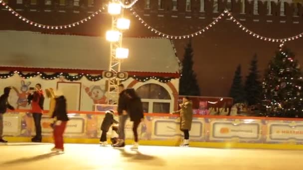 モスクワ ロシア 2019年12月06日 モスクワの赤の広場でGum Link ロシアの中心部で休暇 アイススケートや時間を楽しむ人 — ストック動画