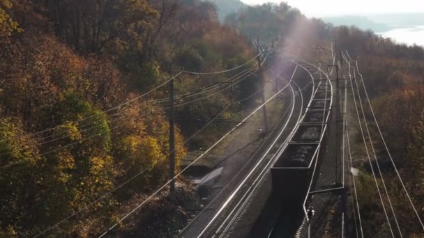 Nákladní Vlak Přepravuje Uhlí Elektrickou Lokomotivu Oboustranné Železnici Podél Řeky — Stock video
