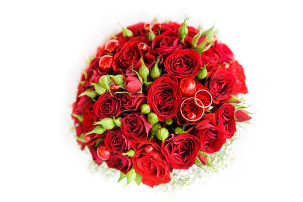 Wedding rings on a bouquet of roses — Stock Photo, Image