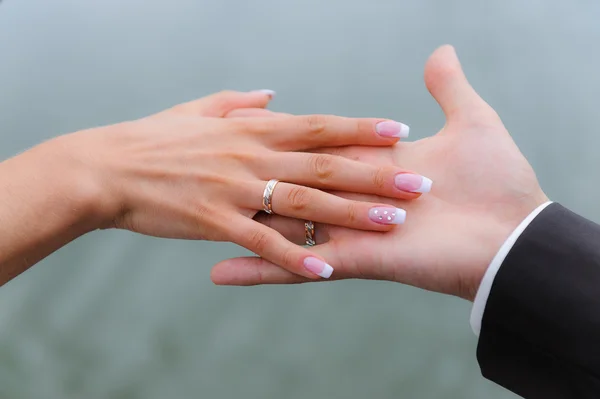 Mãos de casamento com anéis — Fotografia de Stock