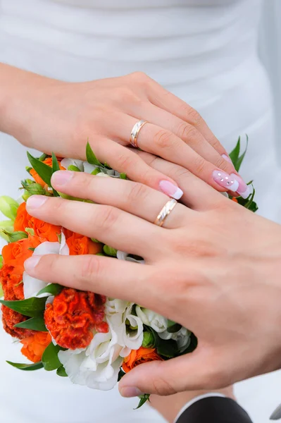 Chapeaux de mariage, Bouquet — Photo