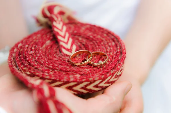Wedding rings on a rope — Stock Photo, Image