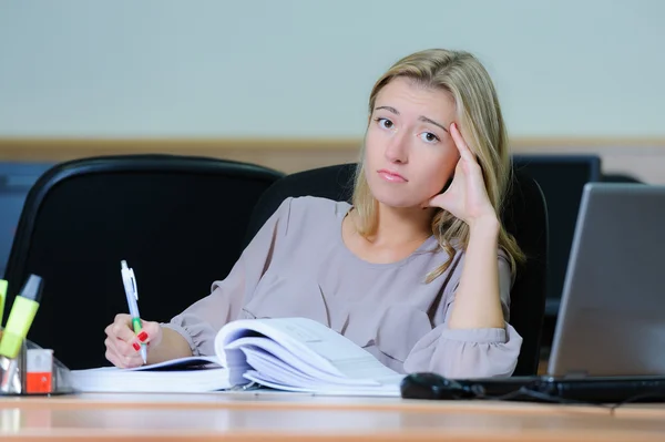 Müde Geschäftsfrau im Büro — Stockfoto