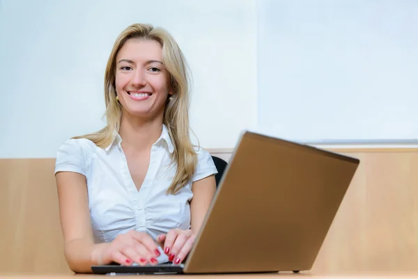 Lächelnde selbstbewusste Geschäftsfrau — Stockfoto