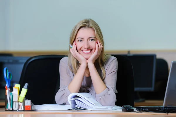 Empresária sorridente no escritório — Fotografia de Stock