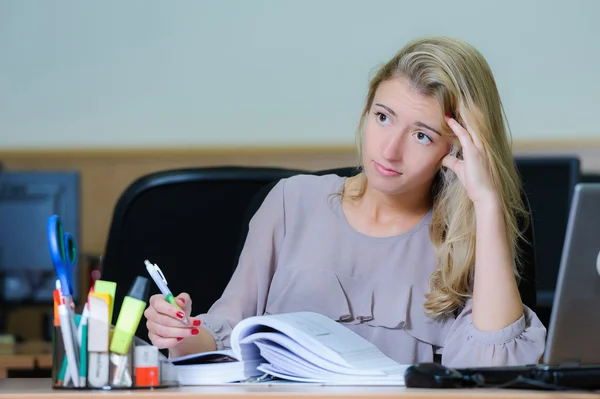 Müde Geschäftsfrau im Büro — Stockfoto