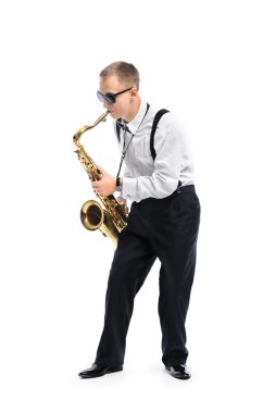 genç adam saksafon üzerinde oynama