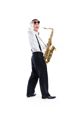 genç adam tutarak saksafon