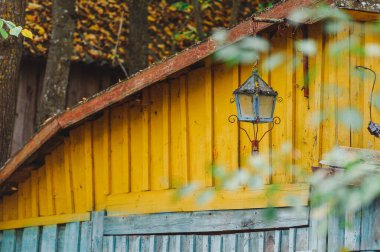 Belarus 'un Druya köyünde arka planda asılı duran tek bir eski fener.