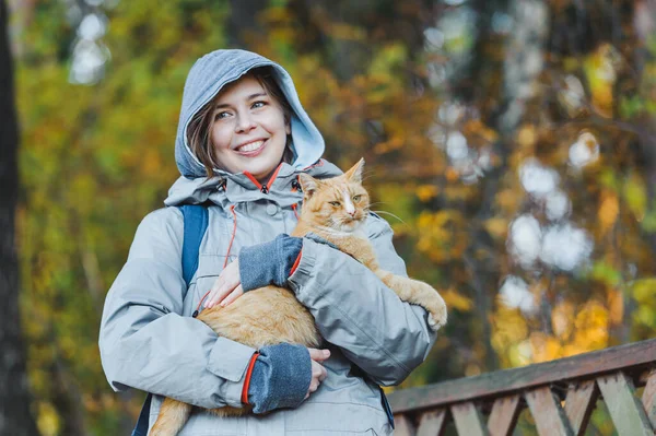 Porträt Einer Frau Die Eine Große Rote Flauschige Katze Über — Stockfoto