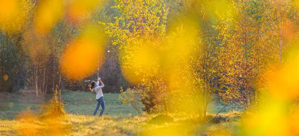 Aktive Frau Spielt Badminton Park Mit Gelbem Linsenschlag Hintergrund Frau — Stockfoto