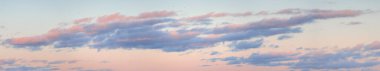 Gün batımının renkli panoramik görüntüsü Gün batımı gökyüzü açık bulutlu, panorama