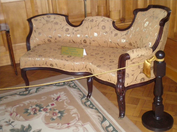 O sofá no quarto — Fotografia de Stock