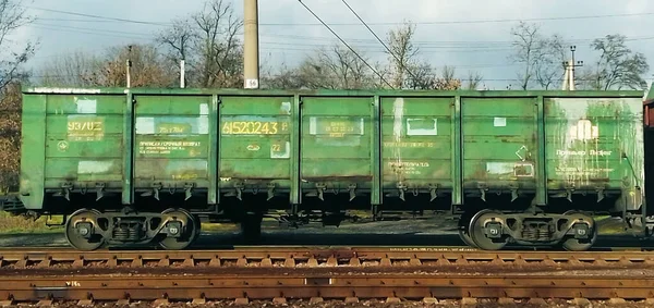 Ein Auto Ein Güterzug Steht Auf Den Gleisen Der Ukrainischen — Stockfoto