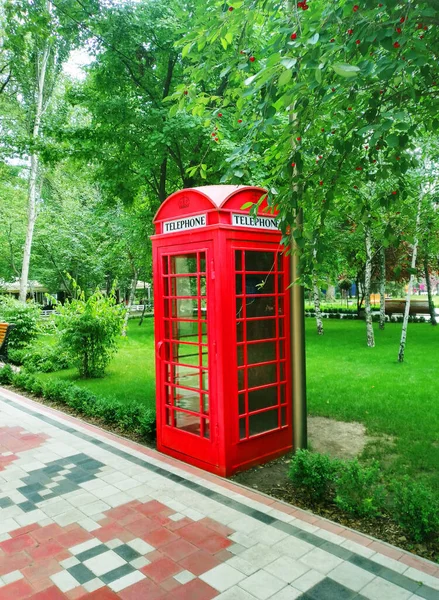 Červená Telefonní Budka Anglickém Stylu Gorky Parku Léto 2021 Melitopol — Stock fotografie