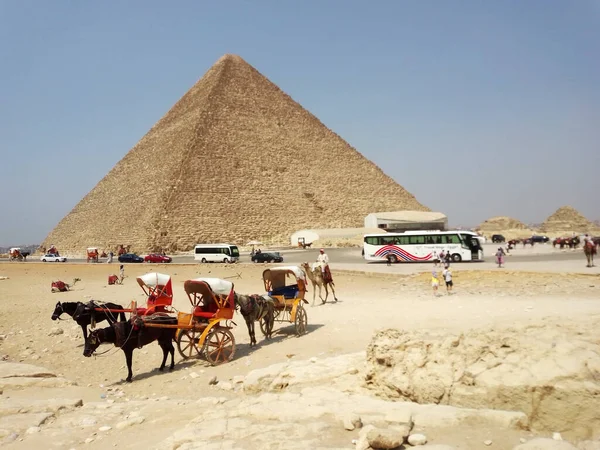 Cheops Piramidi 'nin etrafındaki turistler ve Bedevilerle gözlem platformu. Giza yaylası. Mısır