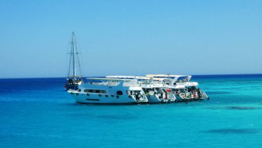 Kızıl Deniz 'deki White Island yakınlarında turistlerle yat parkında manzarası. Mısır                                   