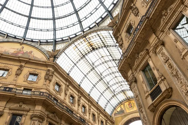 Shopping art gallery in Milan, Italy — Stock Photo, Image