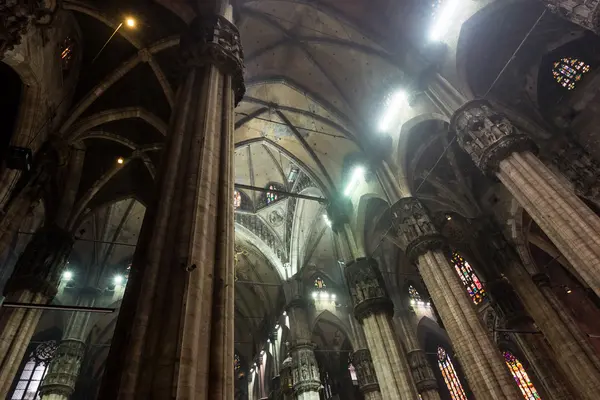 O interior da igreja Duomo em Milão, Itália — Fotografia de Stock