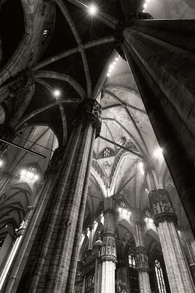 O interior da igreja Duomo em Milão, Itália — Fotografia de Stock