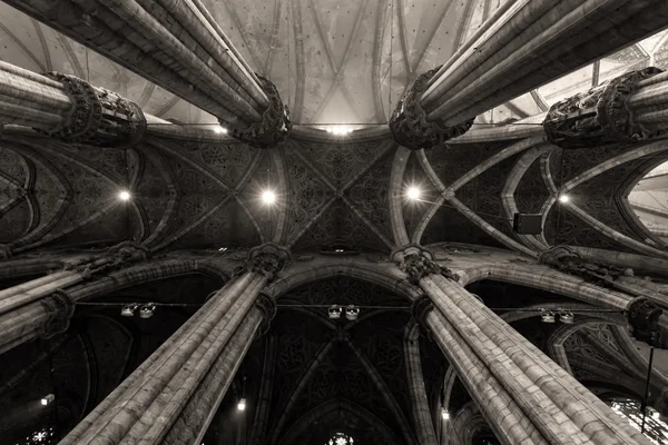 O interior da igreja Duomo em Milão, Itália — Fotografia de Stock