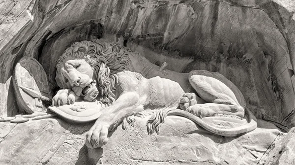 Вмираючих Лев пам'ятник в Люцерні — стокове фото