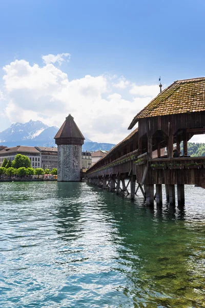 Slavný dřevěný most kaple v luzern — Stock fotografie