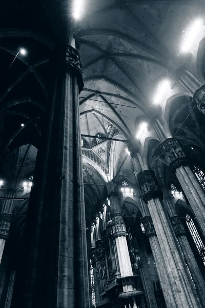 O interior da igreja Duomo em Milão, Itália — Fotografia de Stock