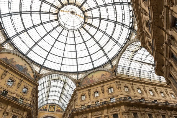 Nákupní galerie v Miláně, Itálie — Stock fotografie