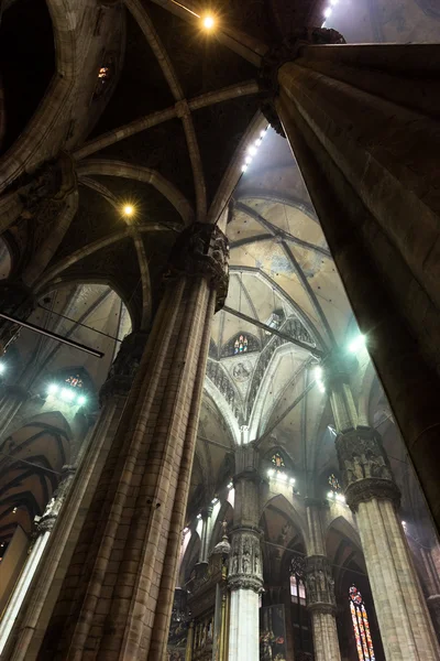 イタリア、ミラノのドゥオーモ教会の内部 — ストック写真