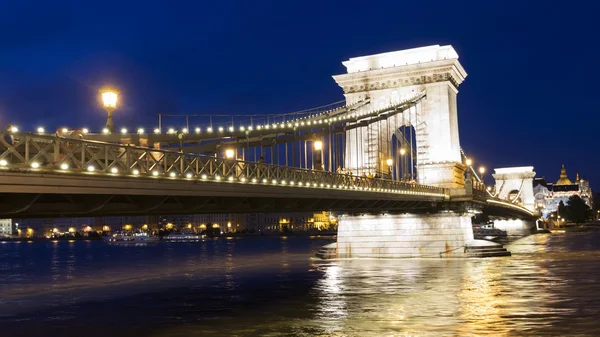 布达佩斯链桥夜景 — 图库照片