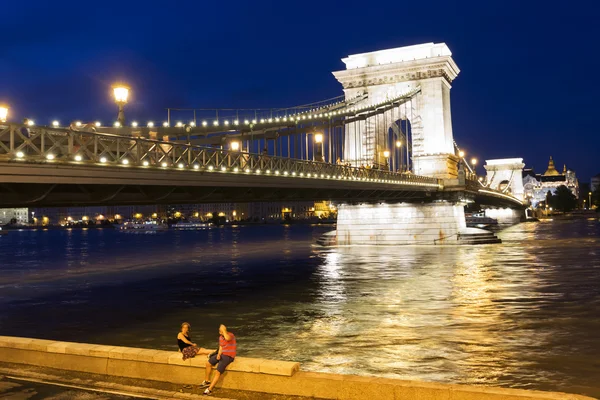 Couple near Budapest Chain Bridge at night — Stock Photo, Image