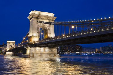 Budapeşte zincir köprü gece görünümü