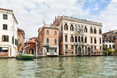 grand canal, venice yakınındaki evlerin yaz shot