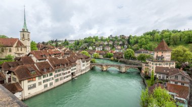Kilise, köprü ve kiremitli çatılar, bern evler