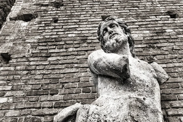 没有双手的人，在米兰的斯福尔扎的城堡的雕像 — 图库照片