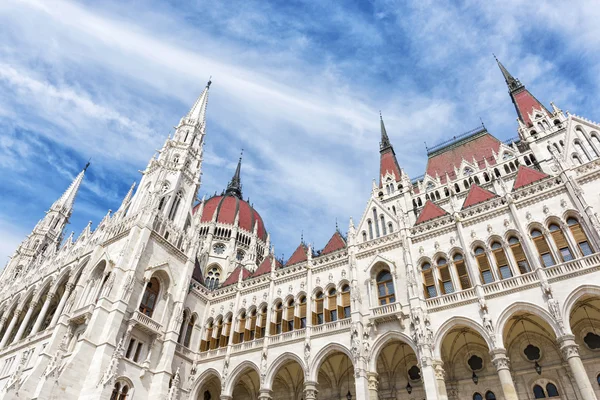 Vista do dia do edifício do Parlamento de Budapeste — Fotografia de Stock