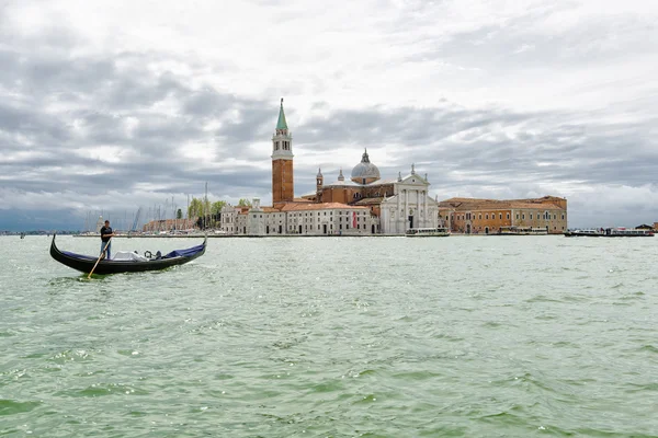 Gondolier w pobliżu wyspy san giorgio Maggiore, Wenecja Obrazy Stockowe bez tantiem