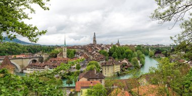Kilise, köprü ve kiremitli çatılar, bern evler