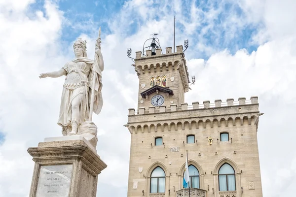 Estátua da liberdade e palácio público, República de San Marino , — Fotografia de Stock