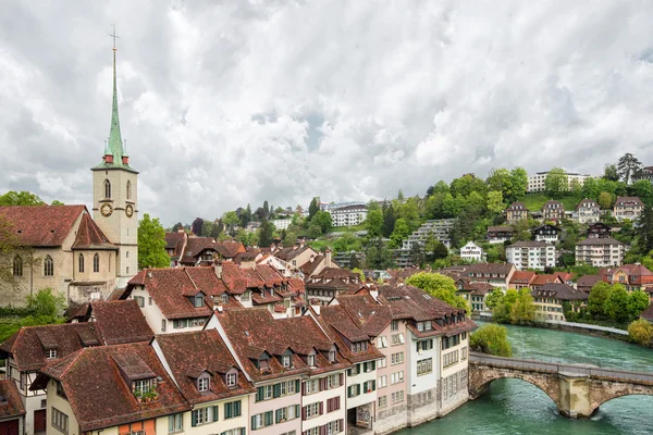 Chiesa, ponte e case con tetti piastrellati, Berna — Foto Stock